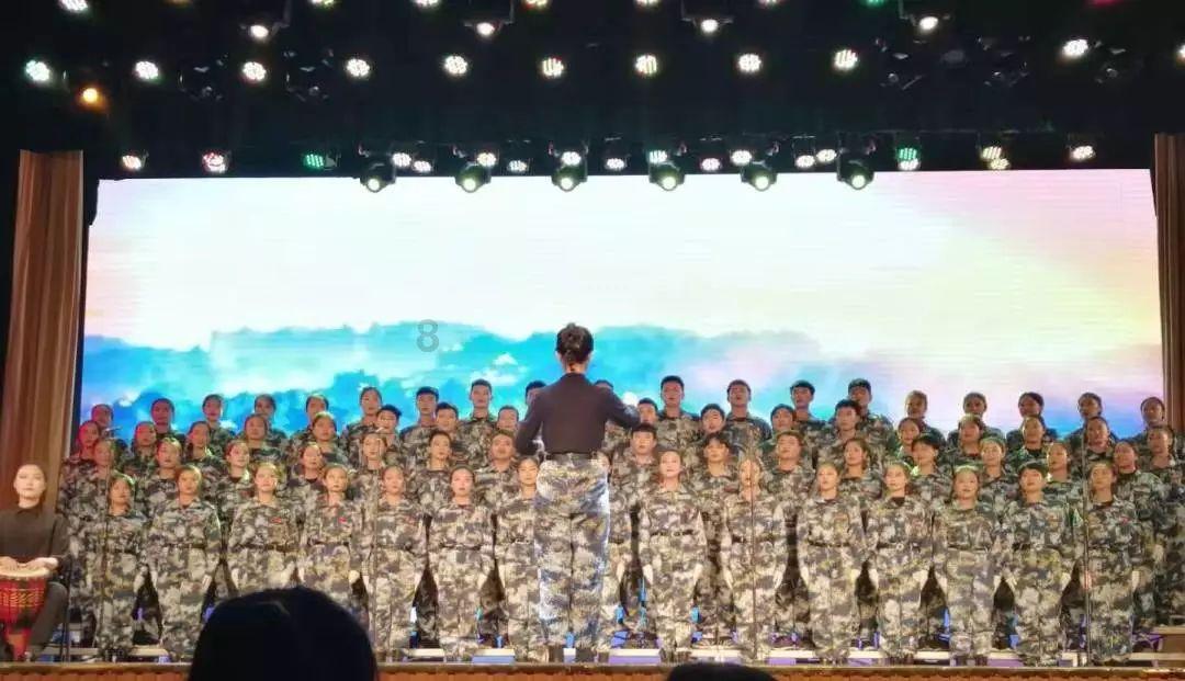 三蹦子在国外街头爆火